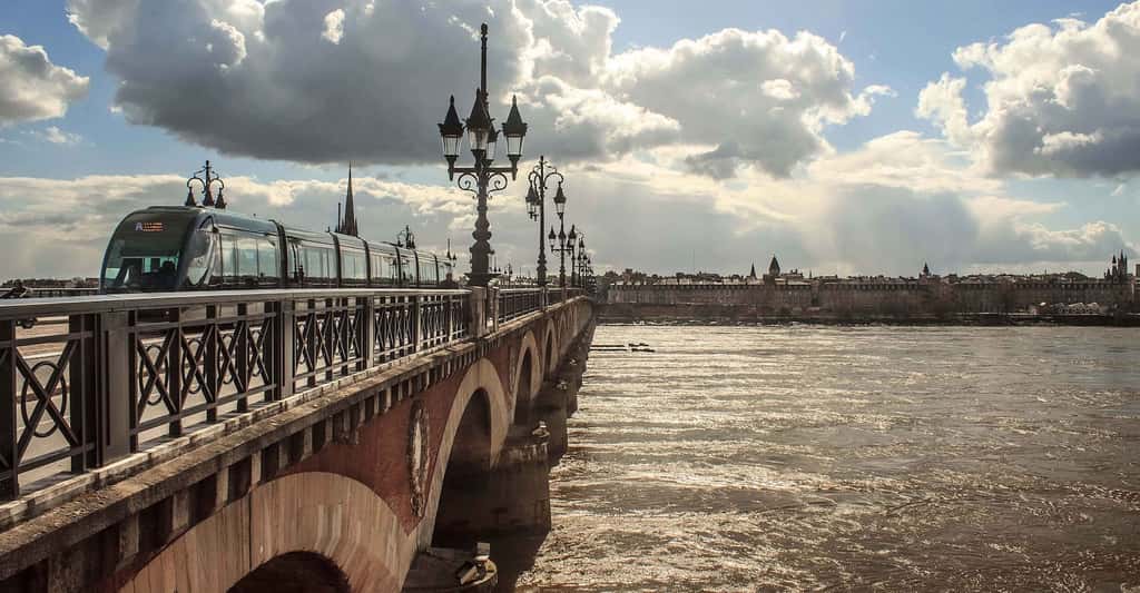 Depuis l’arrivée, en juillet 2017, de la LGV reliant Bordeaux à Paris en deux heures seulement, la capitale de la Nouvelle-Aquitaine a le vent en poupe et séduit les investisseurs. © marcodelucia, Pixabay, CC0 <em>Creative Commons</em>