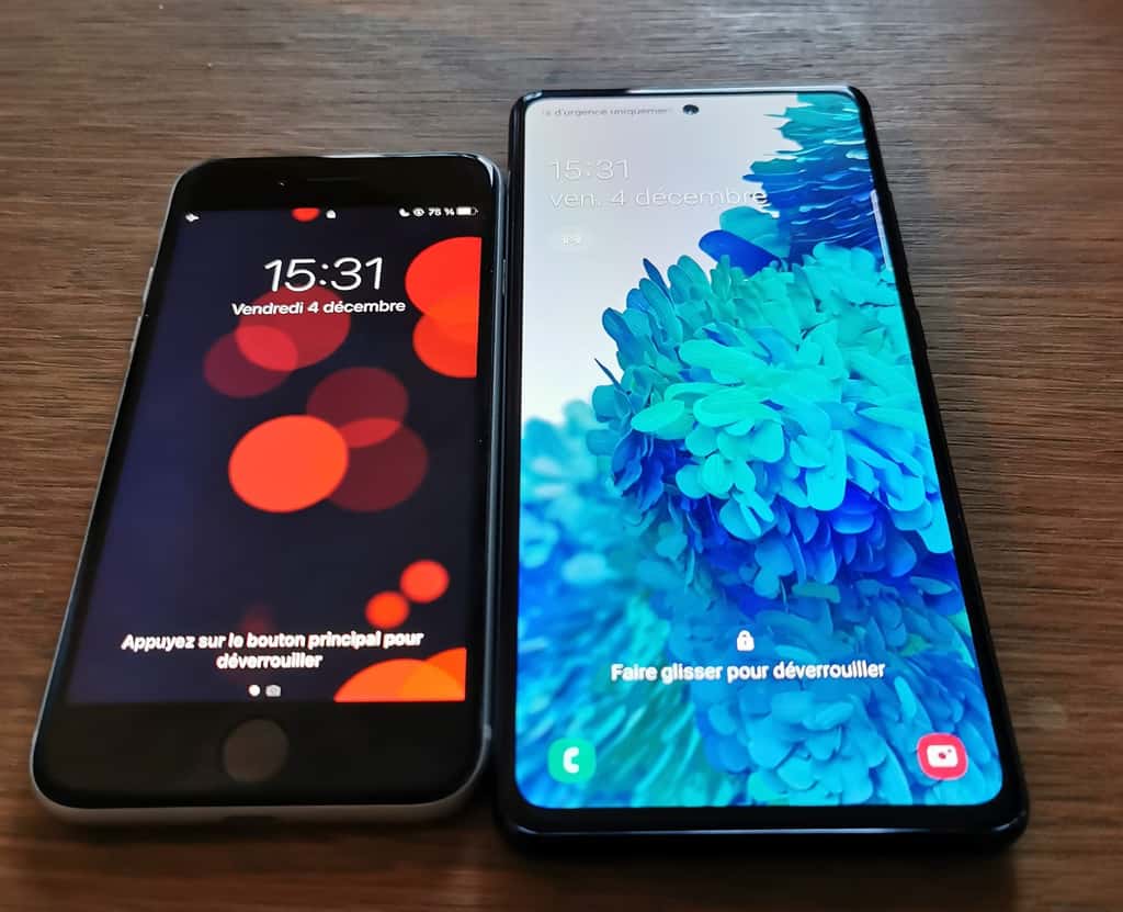 À gauche, l'iPhone SE. À droite, le Galaxy S20 FE. Les deux ne jouent pas dans la même catégorie. © Futura