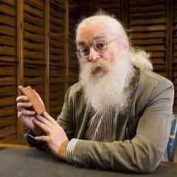 Le Dr Irving Finkel est philologue et assyriologue au <em>British Museum</em>, il a décrit la gravure de fantôme présente sur la tablette. © Dale Cherry