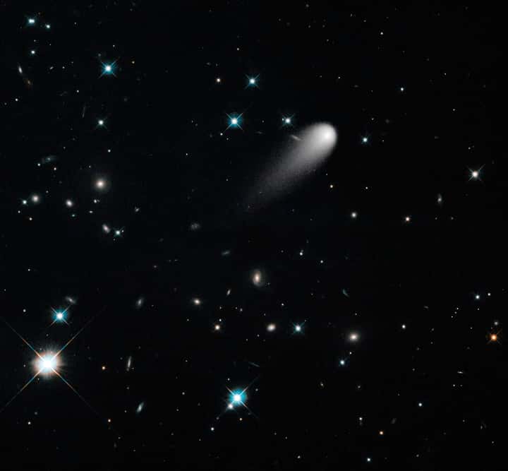 Cette image a été reconstituée à partir de photographies prises dans le visible par Hubble le 30 avril 2013. Elle montre la comète Ison fonçant en direction du Soleil. Elle devrait s'en approcher à environ 1,16 million de kilomètres le 28 novembre 2013. © Nasa