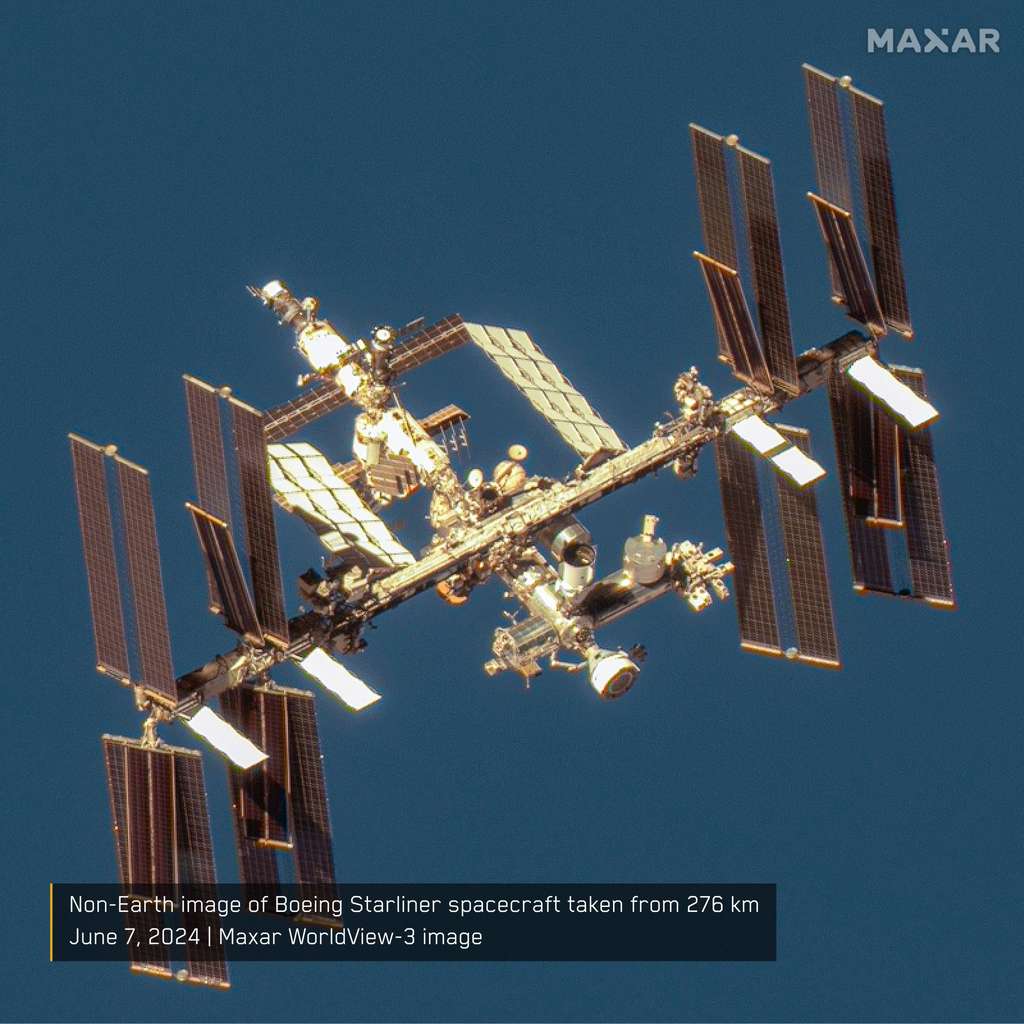 L'ISS vue par un satellite Worldview du groupe américain Maxar. Cette image impressionnante montre la capacité des satellites privés à imager d'autres satellites. © Maxar