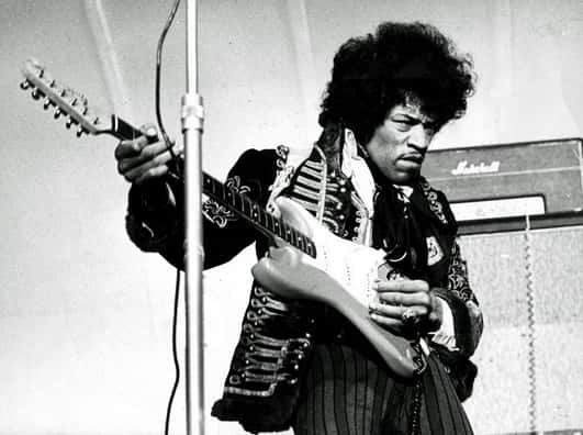 Malgré une carrière internationale de seulement quatre ans, Jimi Hendrix est considéré comme l’un des plus grands joueurs de guitare électrique. Ses prestations scéniques sont restées dans les annales. © Antonio Cambronero, Flickr, cc by nc sa 2.0
