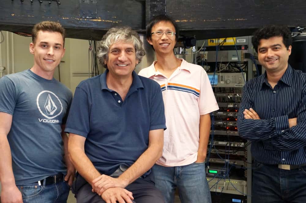 Au premier plan, le physicien John Martinis qui explore la voie menant aux ordinateurs quantiques performant basée sur des qubits portés par des circuits supraconducteurs. © UC Santa Barbara