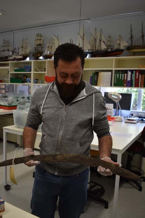L'un des auteurs de l'étude, Joshua Haynes, répertorie les boomerangs trouvés au niveau de la rivière Cooper Creek avant de procéder à leur datation au radiocarbone. © <em>Yandruwandha Yawarrawarrka Traditional Land Owners Aboriginal Corporation</em>