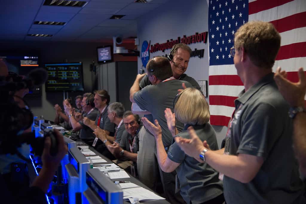 Un tonnerre d’applaudissements de toute l’équipe de la mission a accueilli l’annonce du succès de cette phase d’insertion en orbite. © Nasa, JPL-Caltech