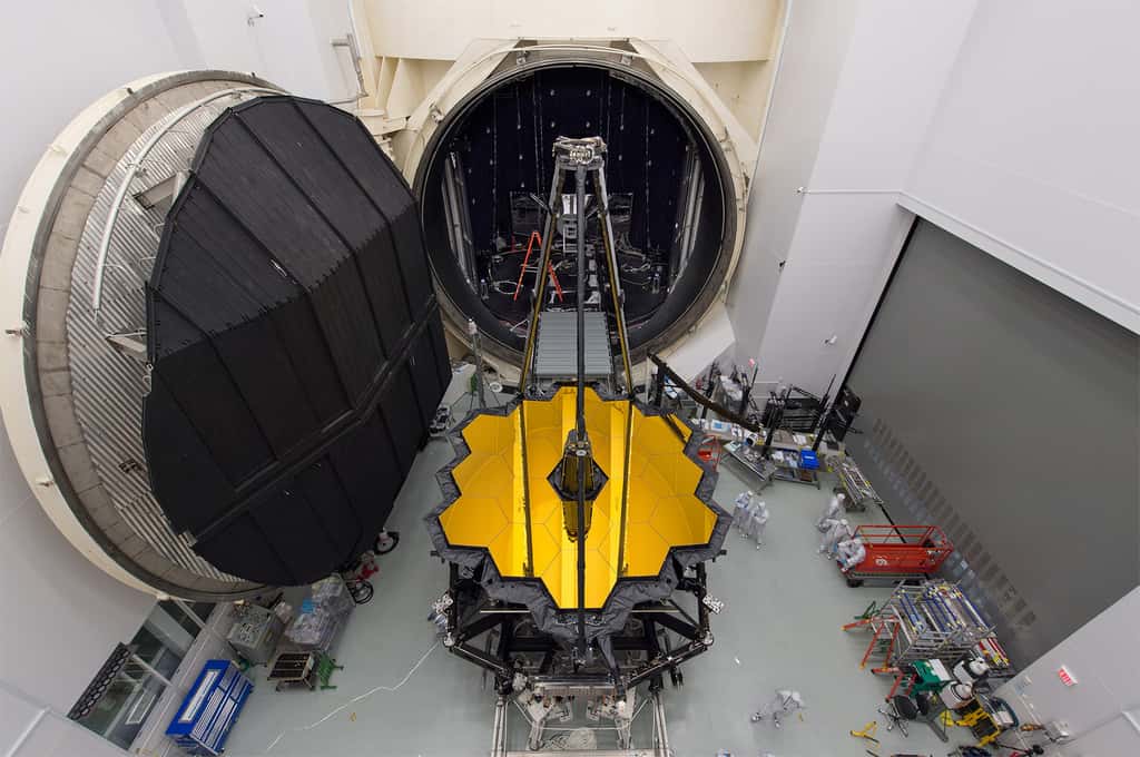 Voici la gigantesque cuve cryogénique du centre spatial Johnson de la Nasa, à Houston, aux États-Unis, à l'intérieur de laquelle le télescope et les instruments de l'observatoire spatial ont été testés. C’est la seule cuve au monde d’une taille suffisante pour permettre les tests cryogéniques d’un télescope dont le miroir fait 6,5 mètres de diamètre (en comparaison, le miroir de Hubble ne mesure que 2,4 mètres de diamètre). © D. Stover, Nasa