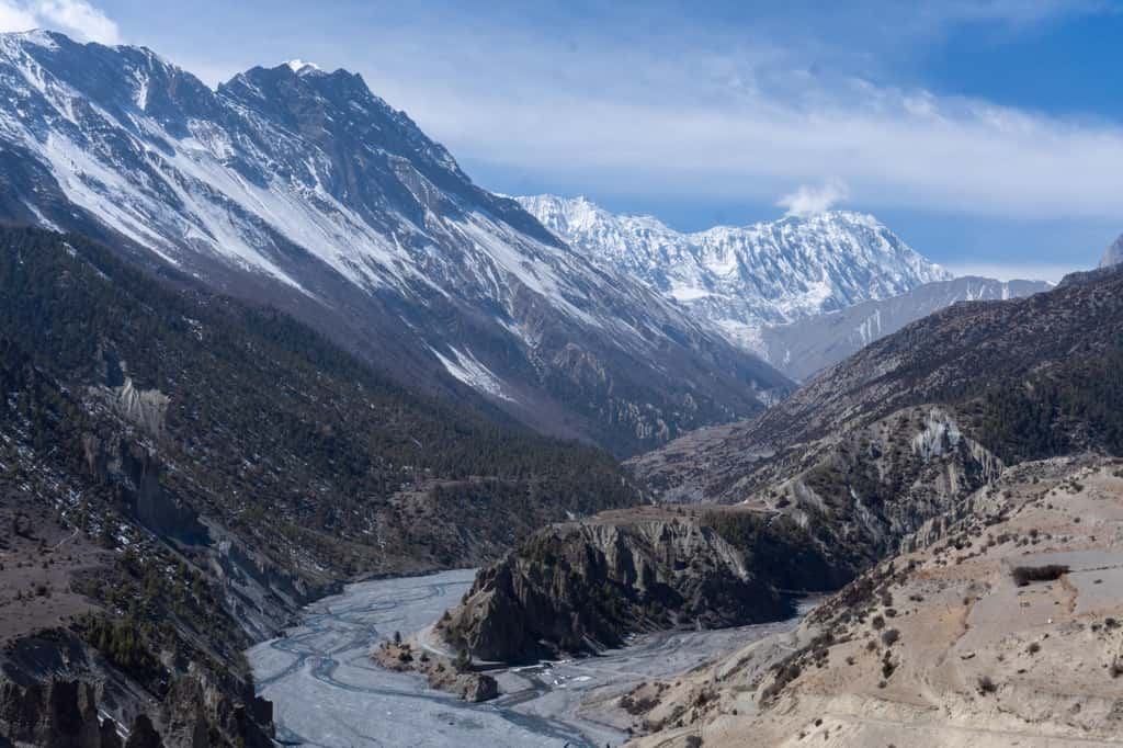 Les sommets visibles depuis la vallée de Khangsar avoisinent les 7 000 mètres. En contrebas, la rivière Marsyangdi serpente autour des Annapurna, approvisionnant la province en eau. © Dorian de Schaepmeester