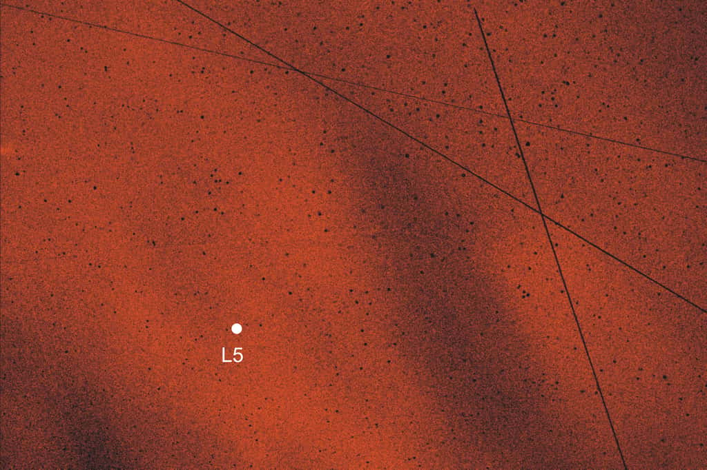 Les chercheurs hongrois ont constaté la présence du nuage de Kordylewski au point de Lagrange L5 du système Terre-Lune par imagerie polarimétrique. Cette image montre l’angle de polarisation de la lumière dans la région du ciel autour du point L5. Le centre du nuage se manifeste par la concentration de pixels rouges. Les lignes noires correspondent aux trajectoires de satellites. © Judit Slíz-Balogh