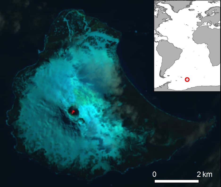 Un lac de lave repose à l'intérieur du cratère du mont Michael sur l'île Saunders, située à l'extrême sud de l'Atlantique, juste à l'extérieur de l'océan glacial antarctique, sur cette image en fausses couleurs prise par le satellite Landsat 8 (Nasa/USGS) le 31 janvier 2018. © Landsat/<em>British Antarctic Survey</em>/D.M.Gray <em>et al</em>.