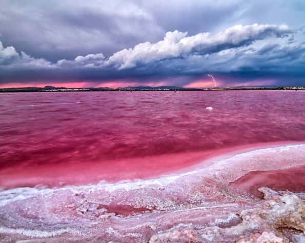 Le lac Retba, au Sénégal, et son étonnante couleur rose. © tourismandtravel, Instagram