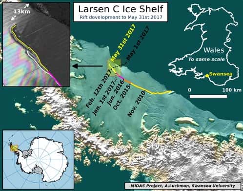 Ici, une illustration montrant l’évolution de la faille qui fissure la barrière de glace de Larsen C. Au 31 mai 2017, seuls 13 kilomètres la séparaient de l’océan. En haut à droite, une carte du Pays de Galles (<em>Wales</em>), à la même échelle, pour comparaison de taille… © <em>Midas Project</em>, <em>University of Swansea</em>