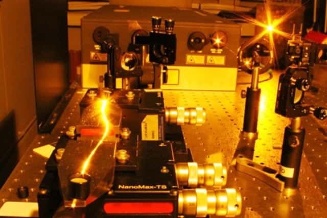 Un faisceau laser (émettant à la longueur d’onde de 600 nanomètres) est guidé dans une microfibre optique. © Thibaut Sylvestre, Institut Femto-ST, CNRS