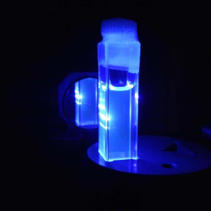 Le nouveau laser à colorant bleu n'est pas à base d'une molécule organique. Le borane en solution que l'on voit sur cette photo permet de produire un effet laser dans le visible. © <em>Spanish National Research Council </em>