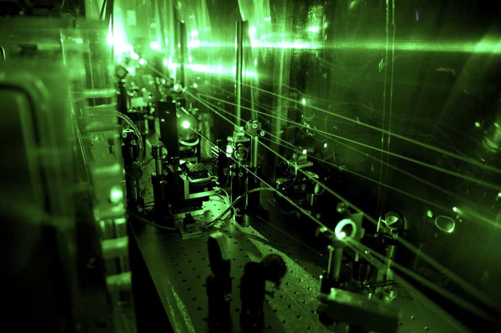 Vue d'une partie du système de lasers nécessaire pour réaliser l'expérience de la détermination du rayon du deutéron, le noyau du deutérium. À cet endroit, la lumière invisible du laser infrarouge est convertie en un laser de lumière verte. © Institut Paul Scherrer, A. Antognini et F. Reiser