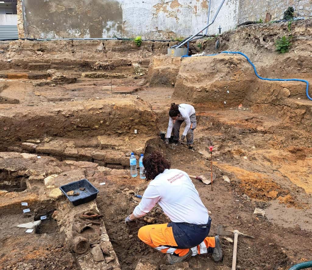 Les archéologues fouillent le quartier du port urbain de Narbo Martius. © Jean-Baptiste Jamin, INRAP