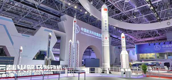 Maquette de la Long March 9 (en gris) exposée à côté d'autres fusées de la CALT, dont la Long March 5 (à droite). © Zhuhai Airshow