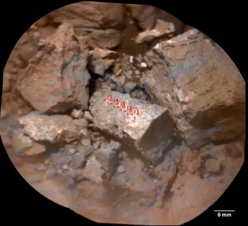 Montage de deux images de la roche <em>Royce Lakes</em>, avec la localisation des cinq zones visées par les 30 tirs laser de ChemCam. Le millionième tir a été réalisé sur la cible 4. © Nasa, JPL-Caltech, Cnes, LANL, Irap, LPGN, IAS, CNRS, MSSS