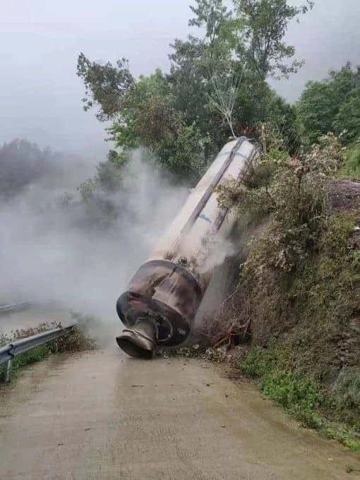 On trouve régulièrement de nouvelles images de débris de fusées Long March retombés au milieu de zones habitées, comme cette photo qui date de 2021 — et qui ne correspond pas au lancement de samedi. Jusqu'à présent, aucune victime n'a été répertoriée. © <em>via</em> Weibo