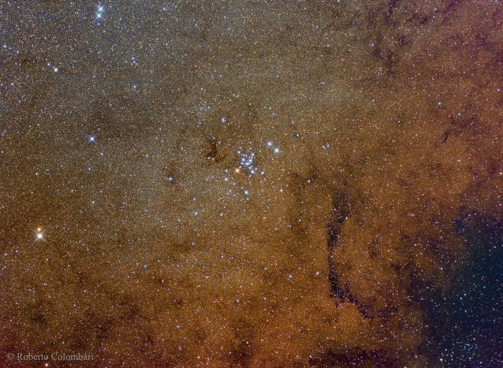 L’amas ouvert M 7 ou amas de Ptolémée, visible dans le Scorpion, en direction du centre de la Voie lactée. © Roberto Colombari