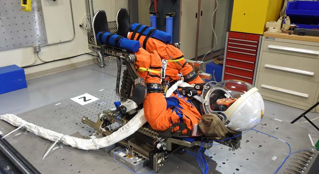 Le mannequin Arturo Campos en préparation avant d'être placé sur le siège du commandant du vaisseau Orion. Il y a des capteurs à côté de lui pour mesurer les vibrations que vivront les astronautes des prochaines missions Artemis. © Nasa