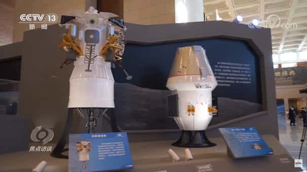 Maquettes du module lunaire et du vaisseau orbital exposées au Musée national de Chine à Pékin. © CCTV