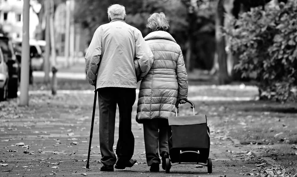 La vitesse de marche d’un individu pourrait aider à déterminer son âge biologique. © MabelAmber, Pixabay, CC0 Creative Commons