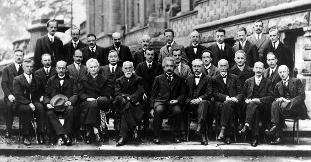 Au congrès Solvay de 1927, les plus grands scientifiques de la planète se rassemblent pour discuter physique et chimie. Marie Curie est longtemps restée la seule femme à avoir participé à un congrès Solvay, celui de 1927 étant, de plus, resté dans les annales comme celui de la fondation de la mécanique quantique. © WikiImages, Pixabay, CC0 Creative Commons