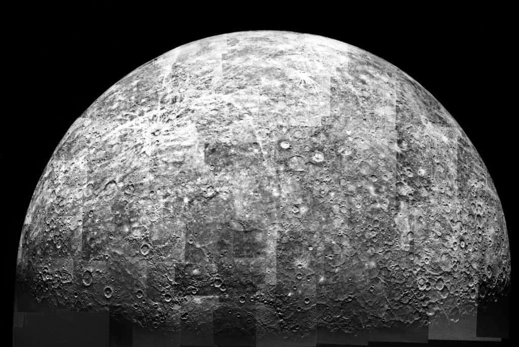 Mariner 10 a fait trois survols de Mercure. Les photos qu'elle a prises ont été rassemblées pour donner cette image montrant une partie de la surface de la planète. © Nasa