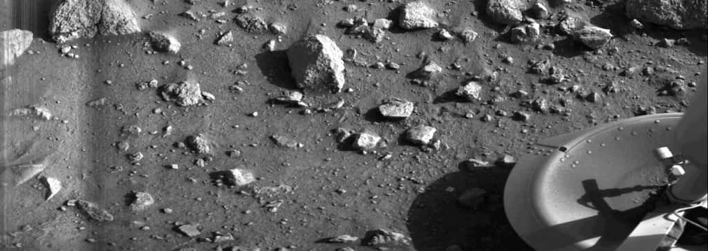 Première image jamais réalisée du sol martien. C’était quelques secondes après l’atterrissage de Viking 1, le 20 juillet 1976. © Nasa