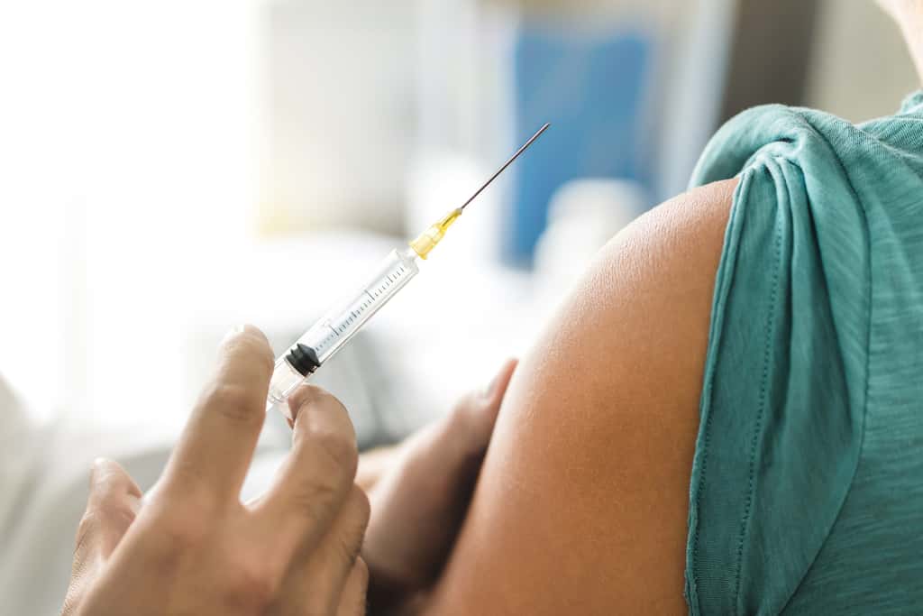 Le vaccin demeure une arme efficace contre Omicron grâce à la dose booster. © terovesalainen, Adobe Stock