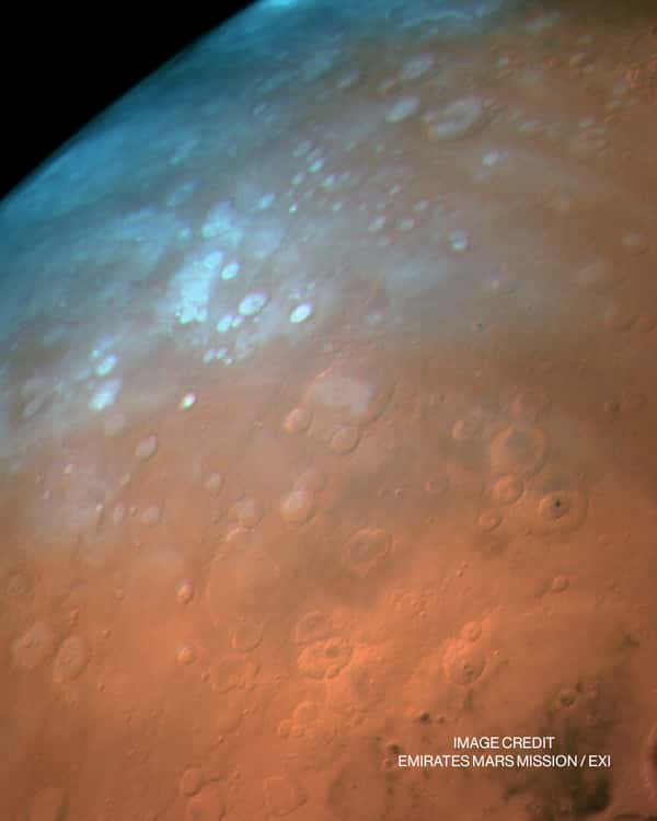 L'une des premières images de Mars photographié par Hope, sur laquelle on distingue de nombreux cratères recouverts de brume. © Agence spatiale émiratie