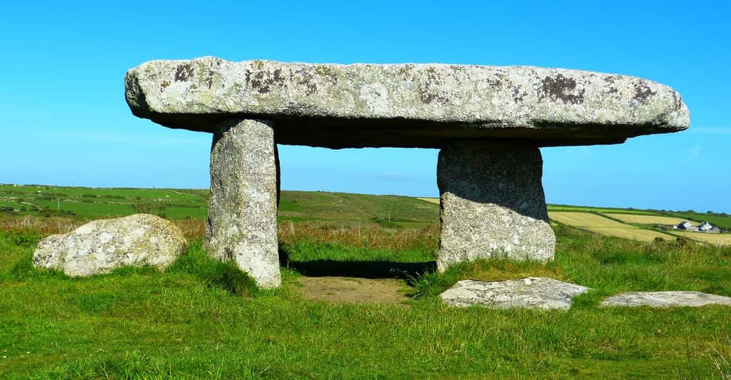 Les dolmens se présentent comme des tables de pierre surdimensionnées. © LoggaWiggler, Pixabay, CC0 Public Domain