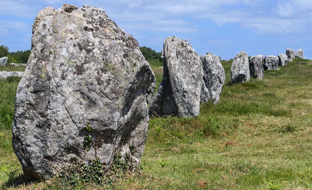 Les alignements de menhirs du Ménec (La Trinité-sur-Mer) sont classés au titre des monuments historiques. Ils sont constitués de quelque 100 pierres réparties sur une dizaine de rangées au total. © christels, Pixabay, CC0 Public Domain