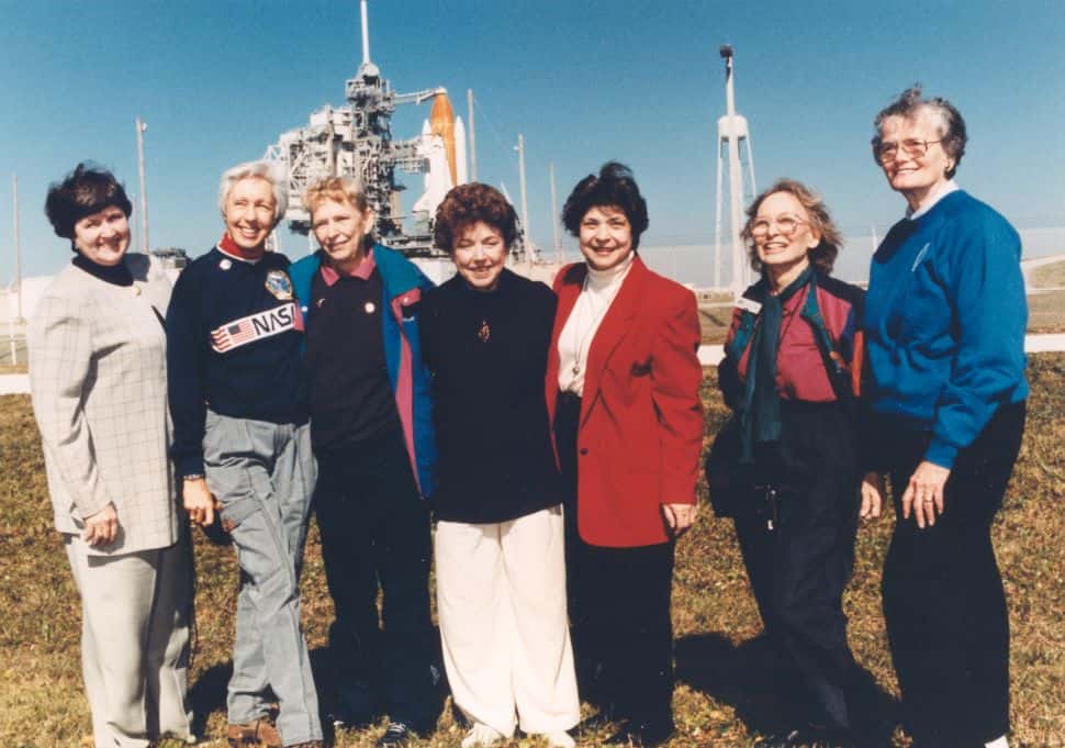En 1995, les femmes encore en vie parmi celles qui formaient le groupe Mercury 13 se sont regroupées pour assister au décollage d'Eileen Collins, première pilote femme de vaisseau spatial. © Nasa