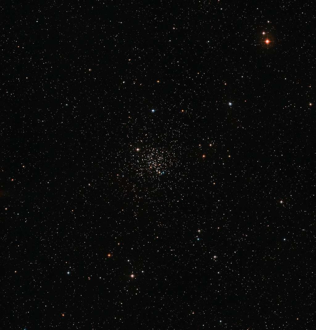Cette vue étendue du ciel autour du vieil amas ouvert Messier 67 a été constituée à partir d'images issues du <em>Digitized Sky Survey 2</em>. L'amas apparaît riche de nombreuses étoiles au centre de l'image. Messier 67 est constitué d'étoiles d'âges et de compositions chimiques semblables à ceux du Soleil. © ESO, <em>Digitized Sky Survey 2</em>, Davide De Martin