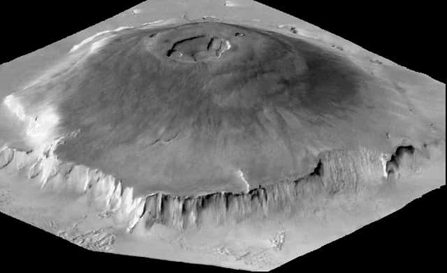 Par rapport au géoïde martien, Olympus Mons, détenteur du titre de plus haut volcan du système solaire, culmine à 21,2 km. Mais il s’élève à 22,5 km au-dessus des plaines environnantes, plus basses que le niveau de référence. La précédente convention, basée sur l’isobare, surestimait l’altitude d’Olympus Mons de 6 km environ. © Nasa, JPL-CalTech