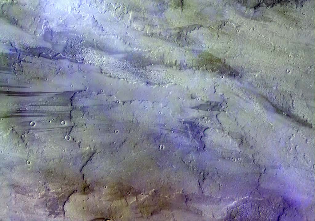 Cette image d'une partie de la région volcanique de Tharsis a été acquise en novembre 2016 alors que la sonde TGO se trouvait à plus de 1.700 kilomètres de la surface de la planète. Nuages d'eau et/ou de glace, ciel brumeux et une légère brise : telle aurait pu être la météo de cette région le 22 novembre 2016, lorsque cette image a été prise par la caméra Cassis. © ESA, Roscosmos, Cassis