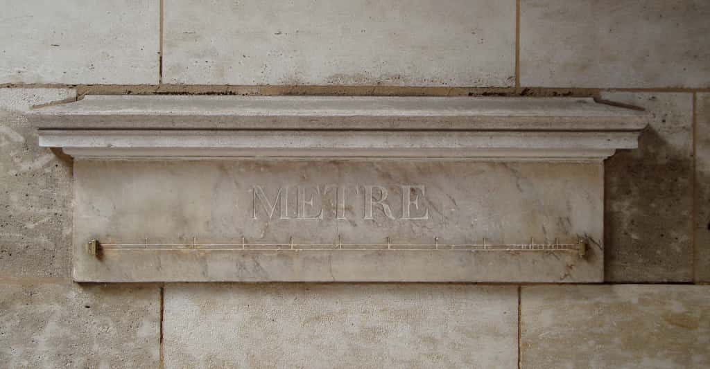 À la fin du XVIII<sup>e</sup> siècle, 16 mètres étalons ont été installés dans Paris et ses alentours. Celui-ci, fait de marbre et de laiton, subsiste encore rue Vaugirard. © LPLT, Wikipedia, CC by-sa 3.0