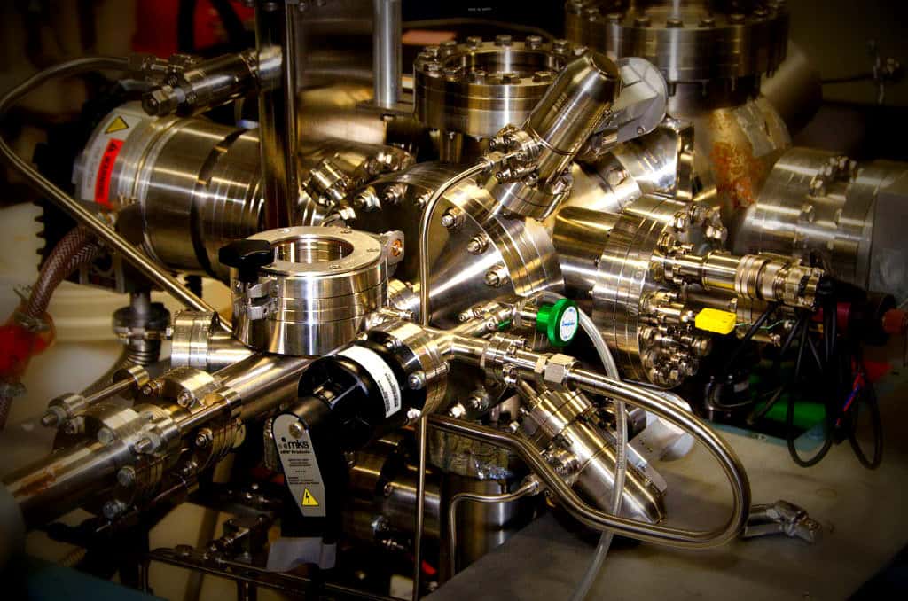 Une expérience à l’extrême limite des nanosciences appelée « manipulation moléculaire par STM » (microscope à effet tunnel, ici en photo) est souvent utilisée pour observer la réaction des molécules individuelles lorsque celles-ci sont excitées par l’ajout d’un seul électron. © Université de Bath
