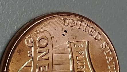 La petite taille de μTUM est frappante quand elle est comparée à un cent de dollar américain (diamètre : 1,9 cm). Le petit robot aux extrémités noires est visible au centre de l’image. © <em>Purdue University</em>, Georges Ada
