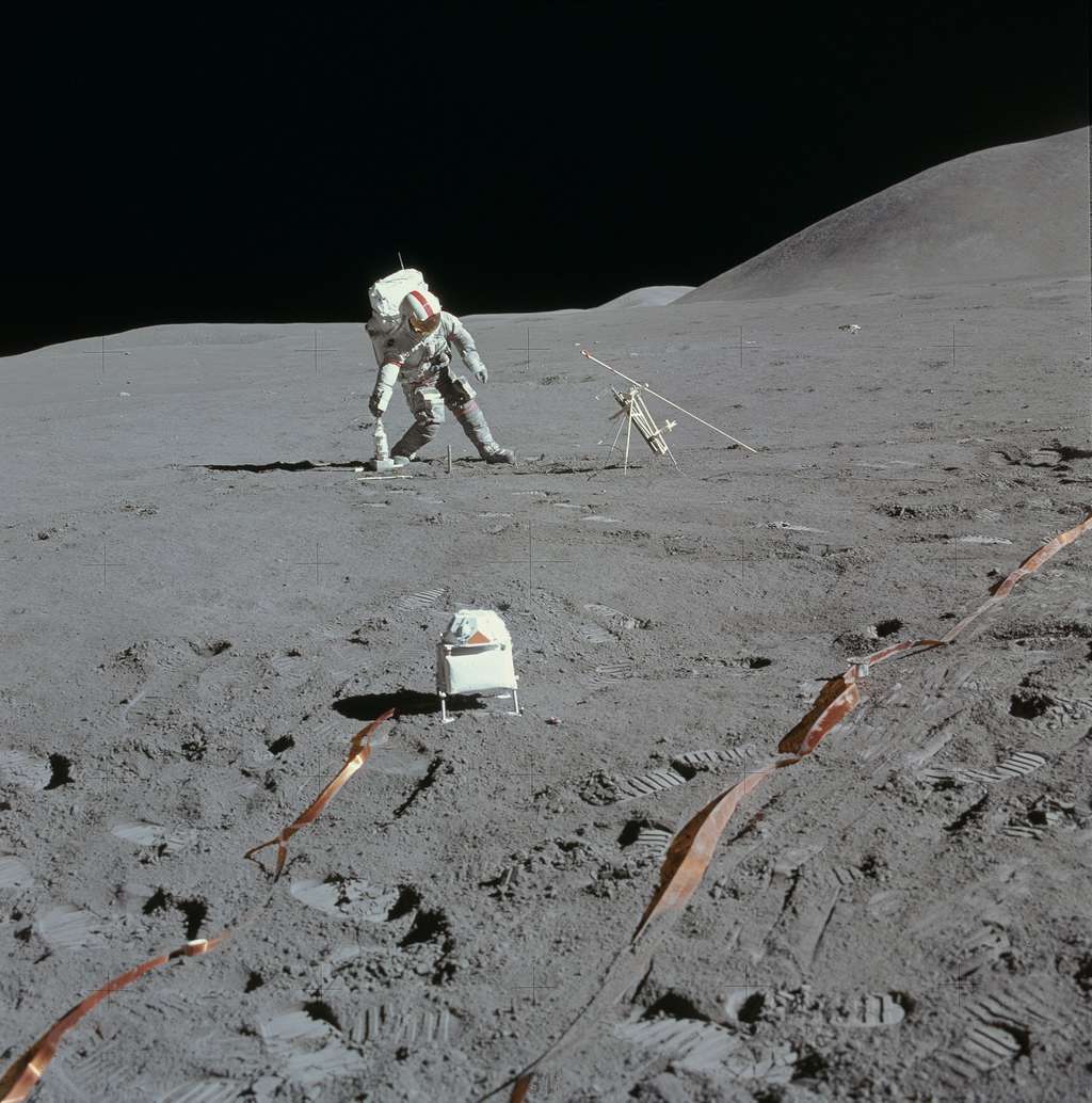 David Scott installant l'Alsep <em>(Apollo Lunar Surface Experiment Package)</em>. © Nasa
