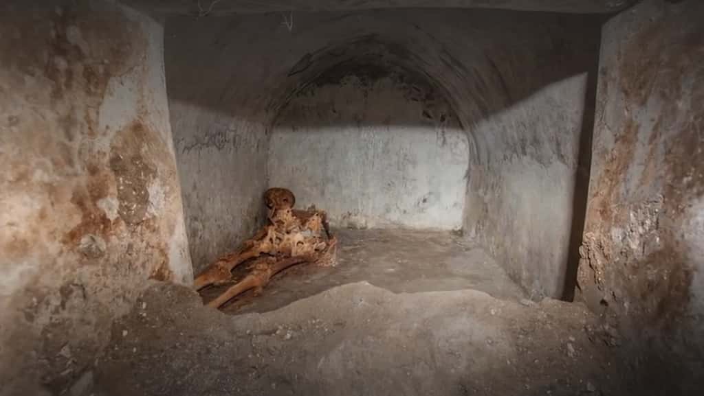 Le corps partiellement momifié de Marcus Venerius Secundo a été retrouvé dans une tombe fermée. © A. Mikoczy, L. Tositti - France 3, France Télévisions