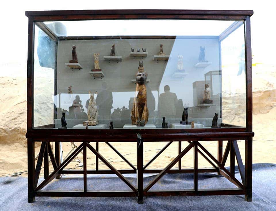 Les tombes contenaient aussi une centaine de statues de chats et quelques autres statues représentant d’autres animaux. © Ministère des antiquités égyptien