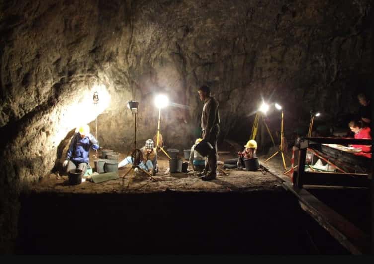 Les chercheurs faisant des fouilles dans la caverne de Ciemna en Pologne, où des phalanges de Néandertal ainsi que des outils ont été découverts. © Paweł Valde-Nowak