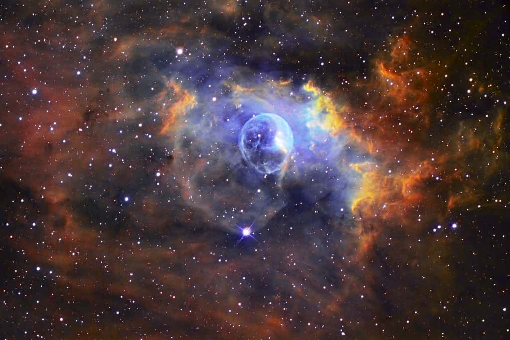NGC 7635, également connue sous le nom de nébuleuse de la Bulle, est une nébuleuse d'environ dix années-lumière de diamètre située dans la constellation de Cassiopée. Elle contient clairement une astrosphère analogue à l'héliosphère du Soleil. © Russell Croman