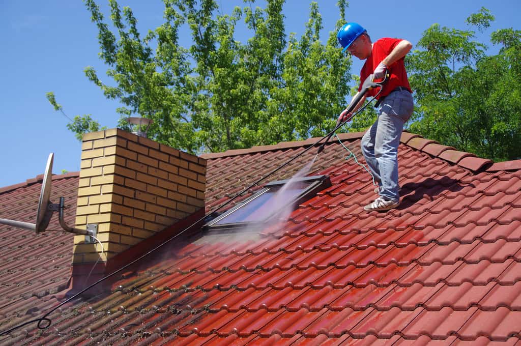 Nettoyage d'une toiture © Skórzewiak, Adobe Stock