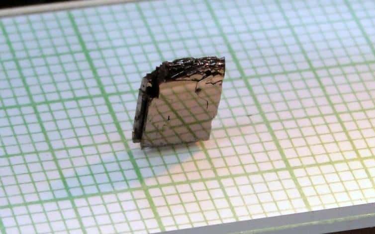 Un échantillon du nouveau composé à base de fer, de lithium et d'azote qui permet d'espérer se passer un jour des terres rares pour faire des aimants permanents. © <em>Ames Laboratory</em>, 2013