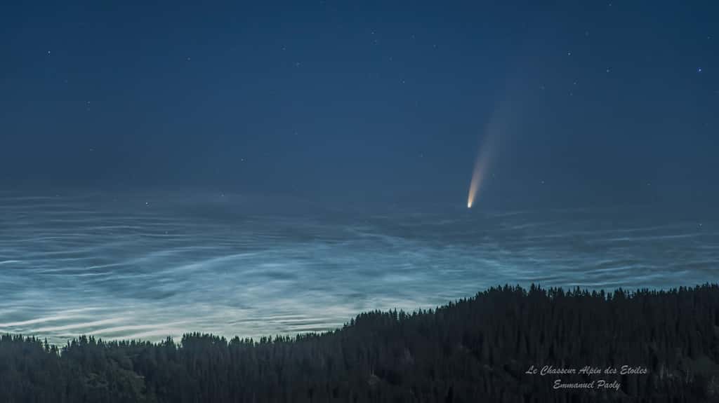 La comète Neowise se dessine sur fond de nuages noctulescents @ Emmanuel Paoly