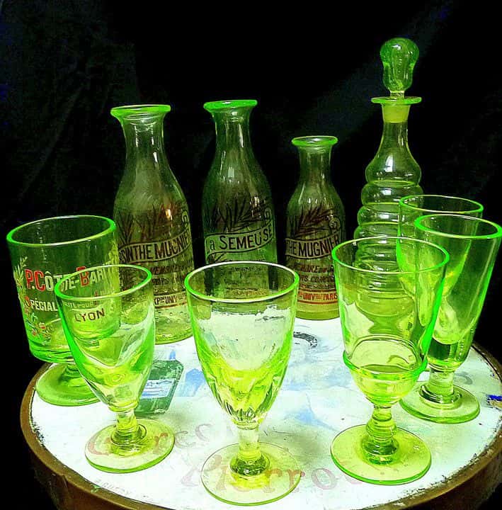 Pour la Fée Verte et d'autres marques d'absinthe, l'ouraline était le matériau parfait pour vendre et ajouter un prestige et une dimension magique à leur produit. © Musée de l'Absinthe d'Auvers-sur-Oise