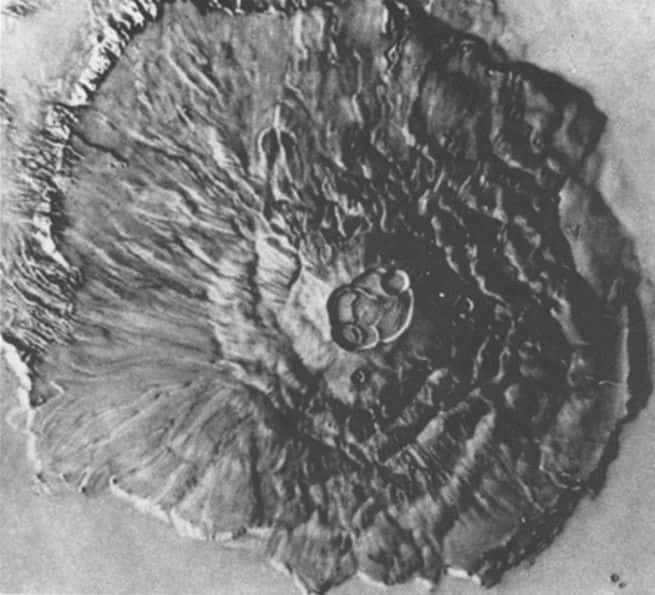 Le giganteste mont Olympe photographié par Mariner 9. © Nasa JPL